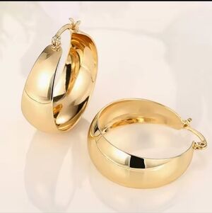 Charming Fashion gold tone earrings